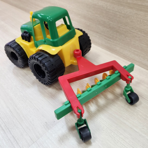 Tractor Agrícola con Arado Duravit