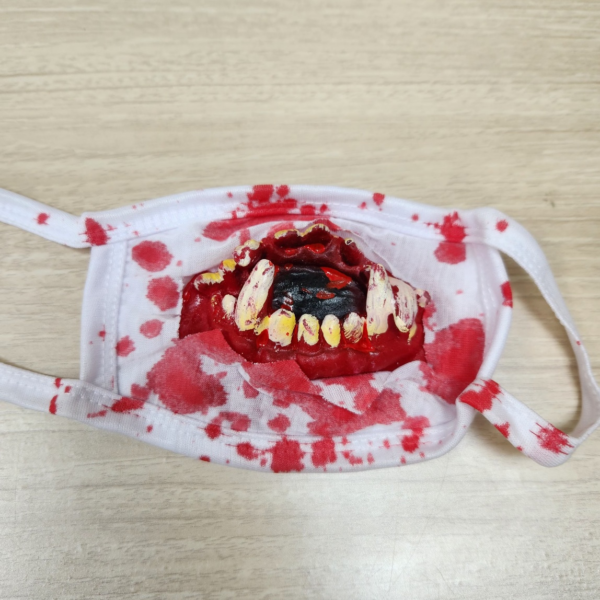 20251009_153052 Barbijo Sangriento Halloween Disfraz