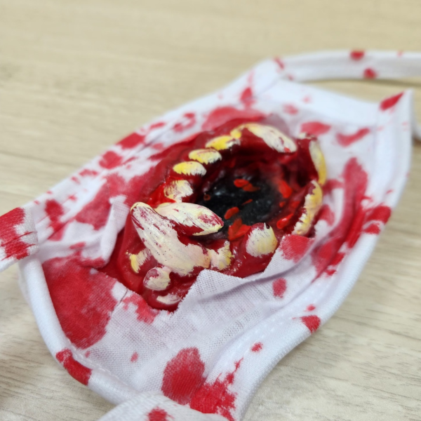 20251009_153107 Barbijo Sangriento Halloween Disfraz